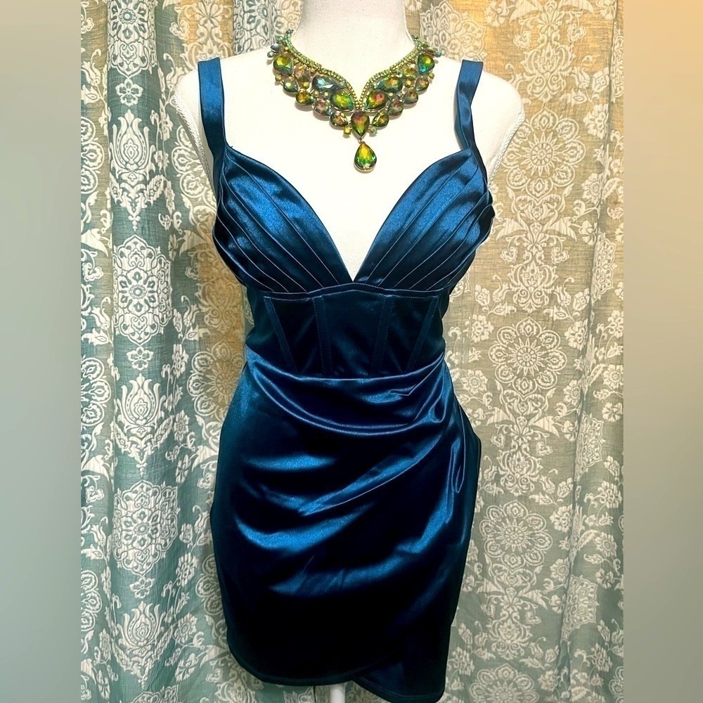 SPEECHLESS women’s nwt dress. Wrap skirt satin minidress. Size 1, blue color